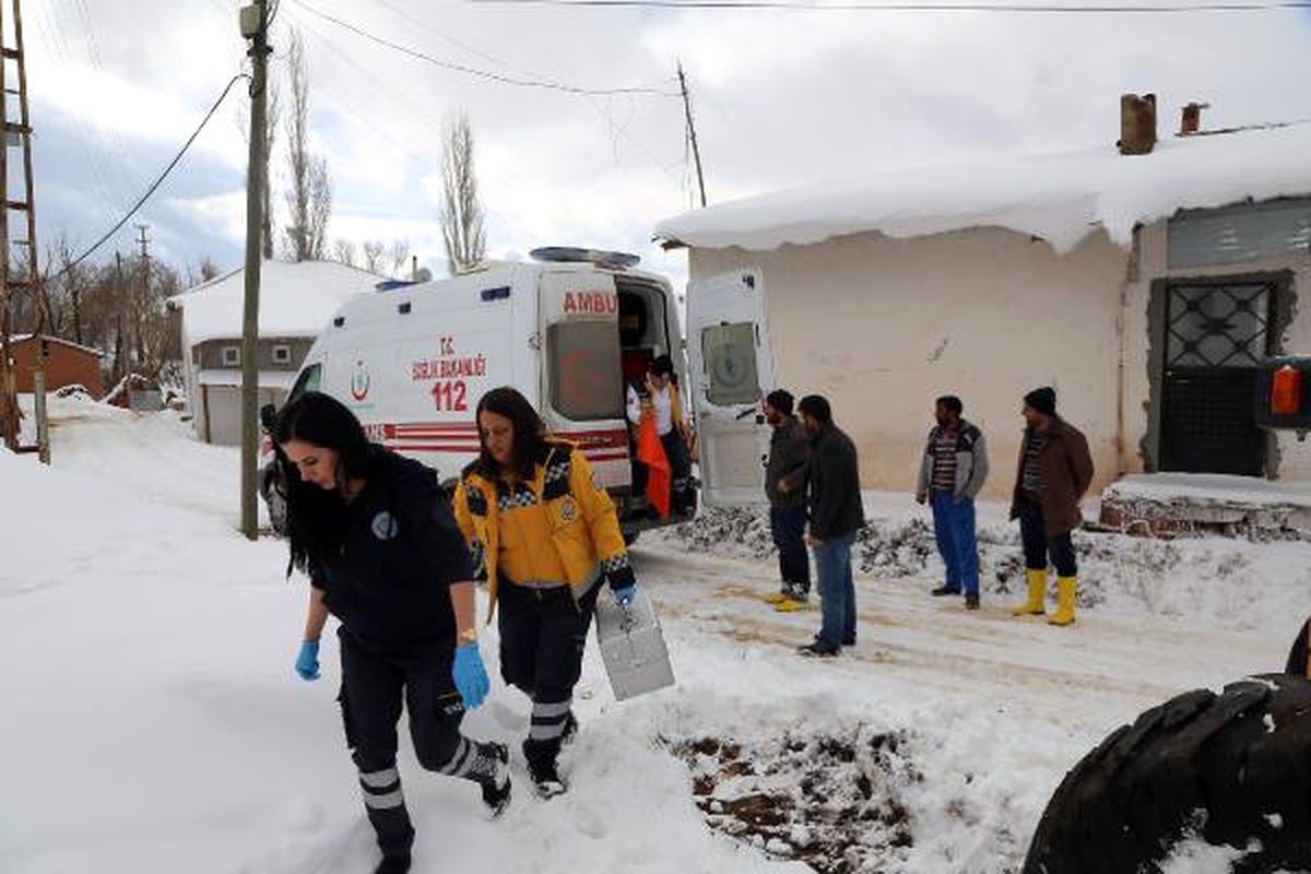 Köyde Mahsur Kalan Hasta, Yolun Açılmasıyla Hastaneye Yetiştirildi