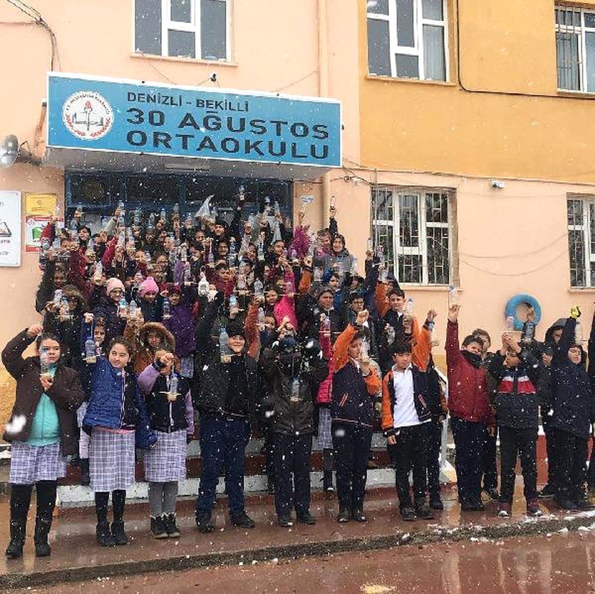 Kuşlar Karda Beslenebilsin, Diye Yemlik Yaptılar