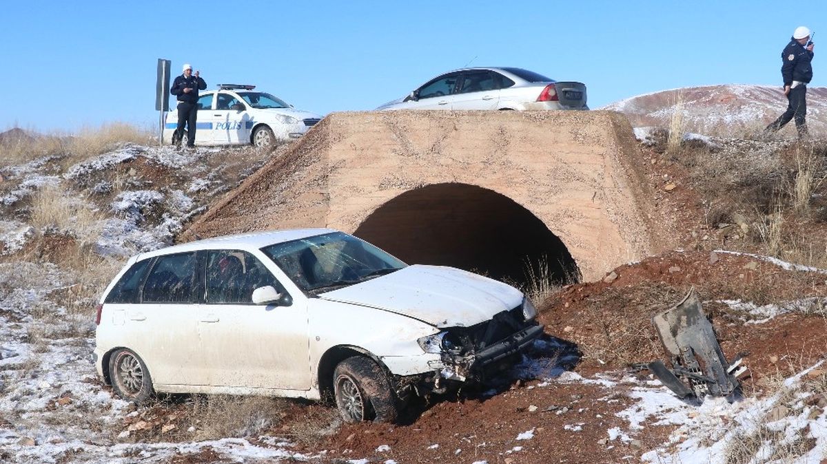 Lastiği Patlayan Otomobil Şarampole Devrildi: 1 Yaralı