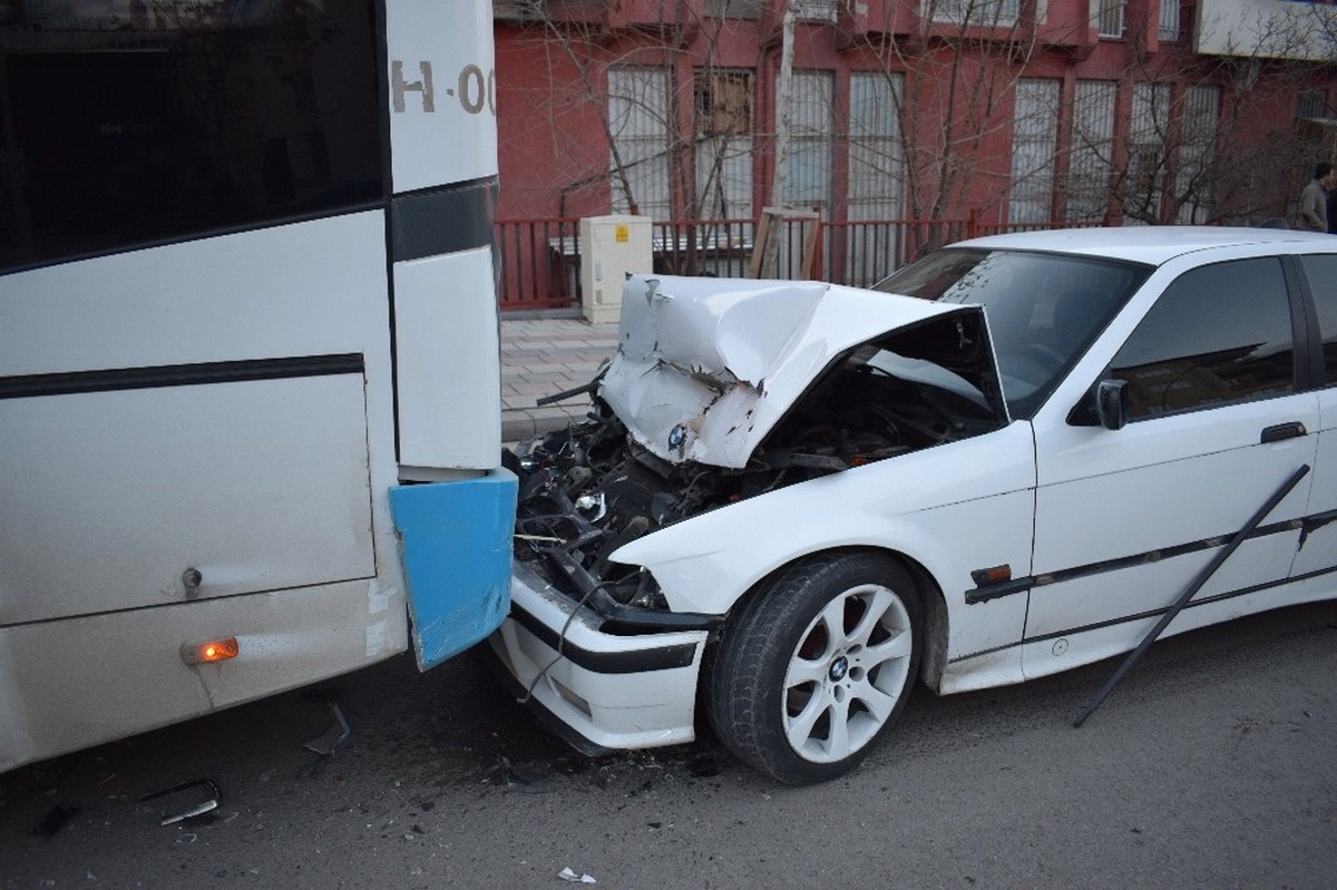 Malatya\'da Otomobil Halk Otobüsüne Çarptı: 1 Yaralı