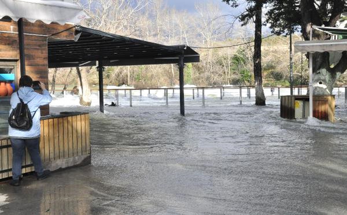 Manavgat Şelalesi Taştı, İş Yerleri Su Altında Kaldı