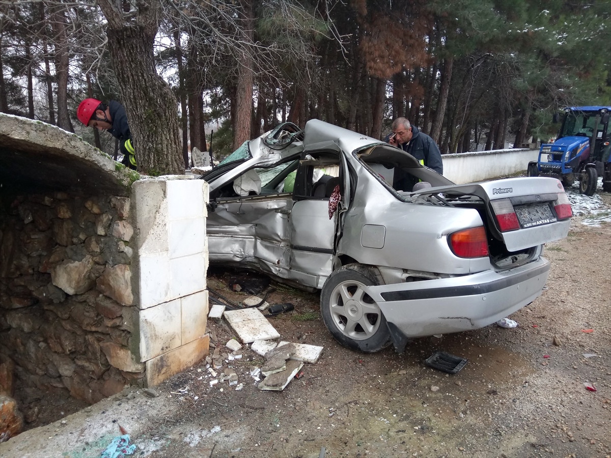 Mezarlık Duvarına Çarpan Otomobilin Sürücüsü Yaralandı