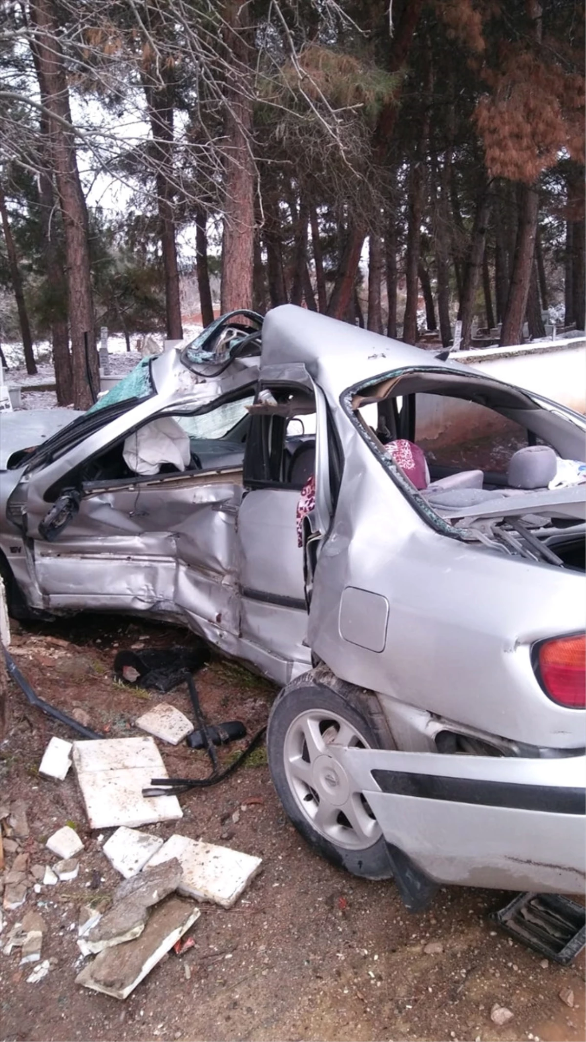 Mezarlık Duvarına Çarpan Otomobilinin Sürücüsü Öldü