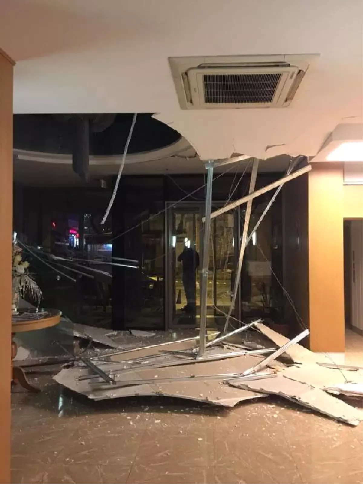 Otelin Resepsiyonundaki Asma Tavan Çöktü