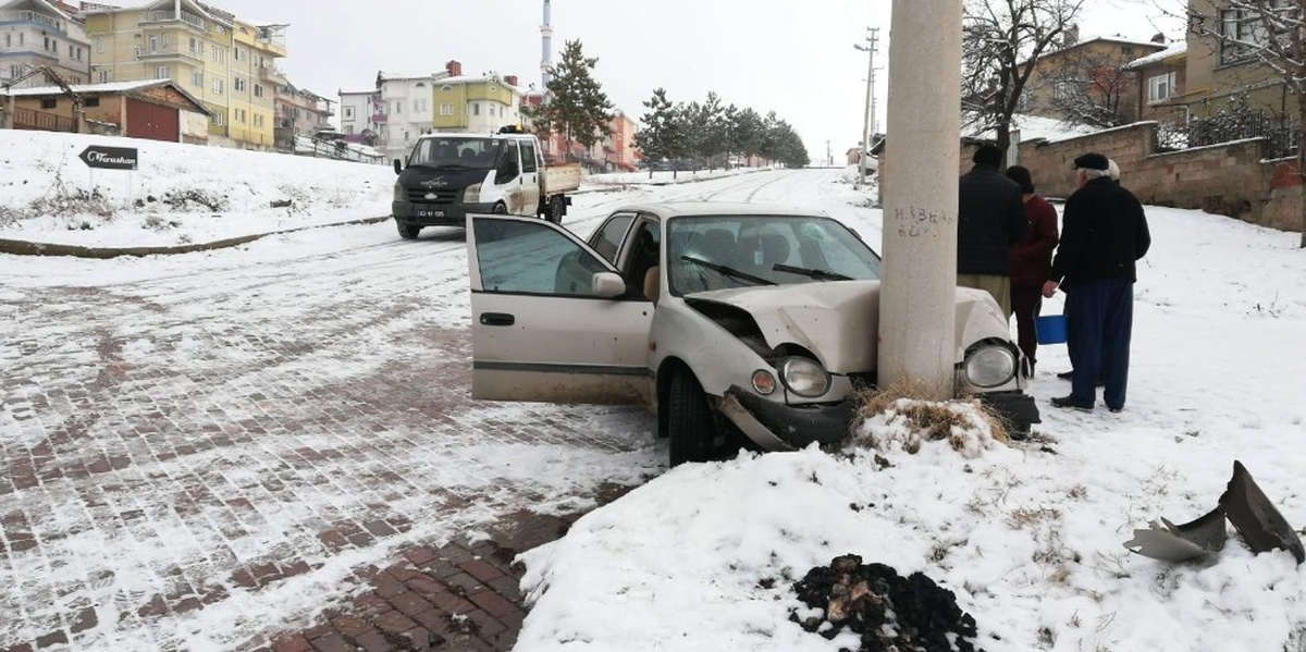 Otomobil Elektrik Direğine Çarptı: 4 Yaralı