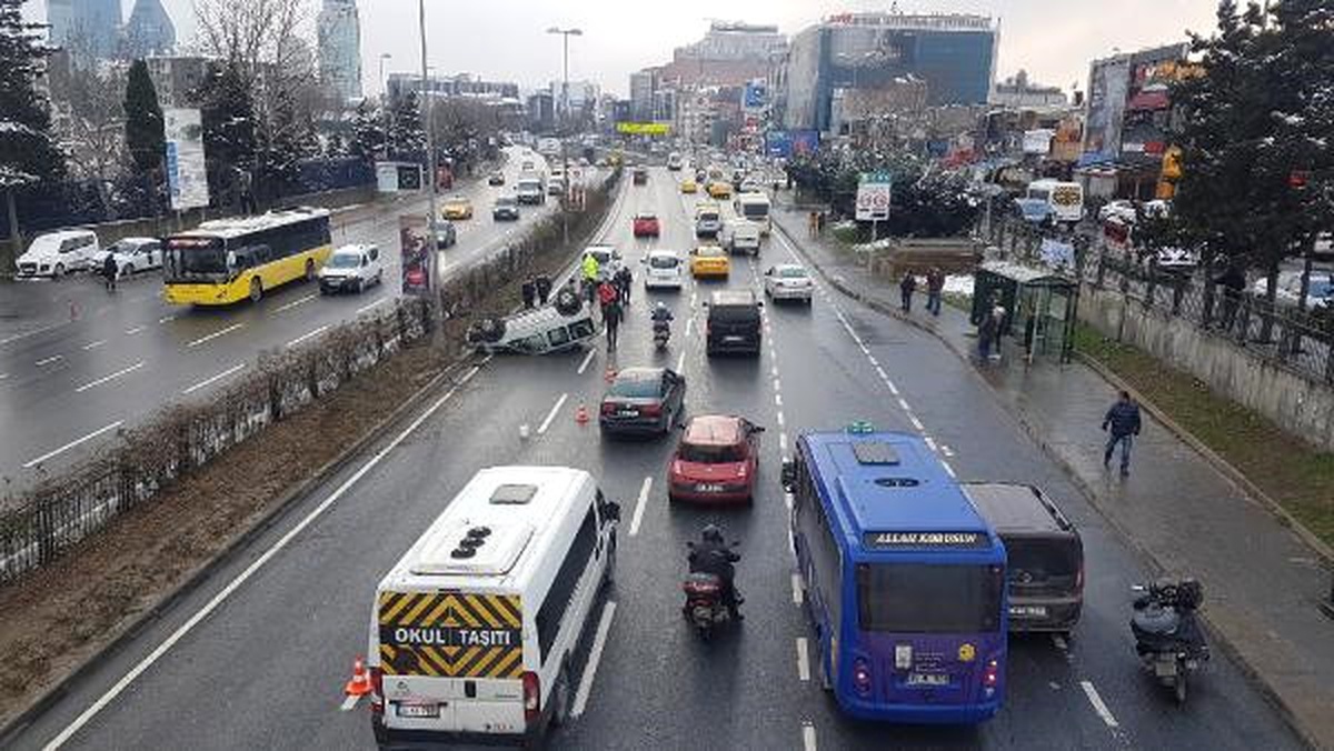 Otomobil Kaygan Yolda Takla Attı