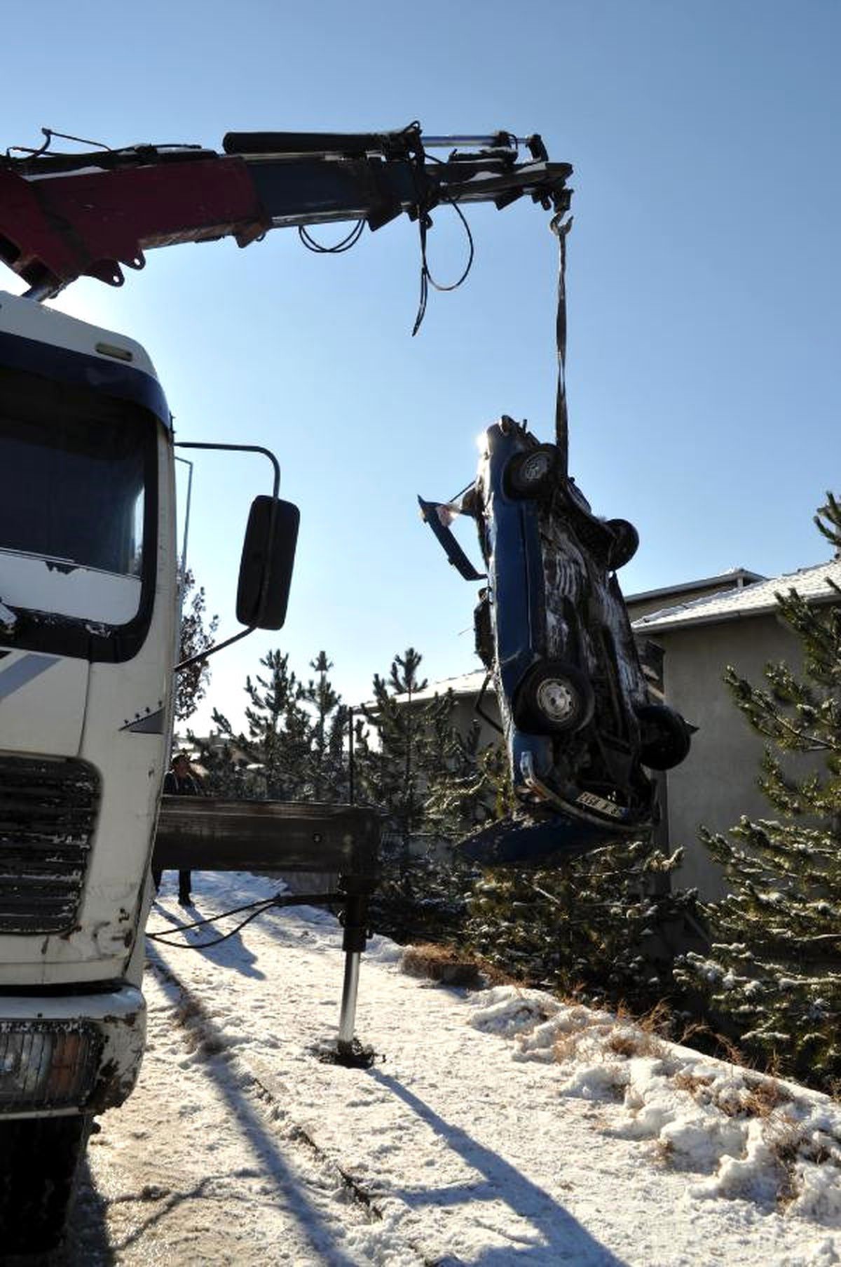 Otomobil Müzenin Bahçesine Devrildi; Sürücü Ağır Yaralı