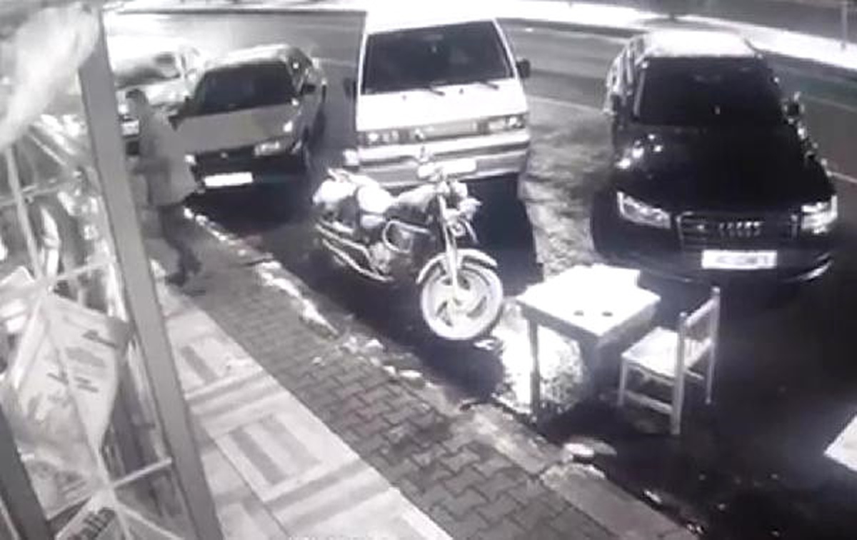 Otomobil, Park Halindeki Otomobil ve Minibüse Çarptı