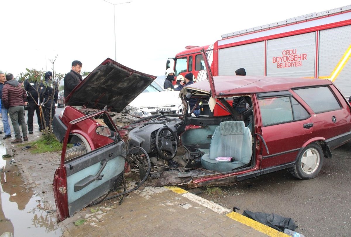 Otomobille Pikap Çarpıştı: 2 Yaralı