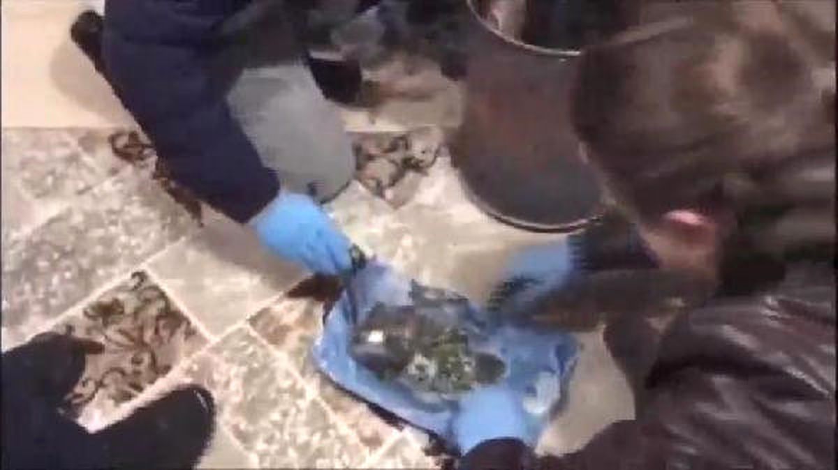 Polis Baskınını Fark Edince, Uyuşturucuyu Sobada Yakmaya Çalıştılar
