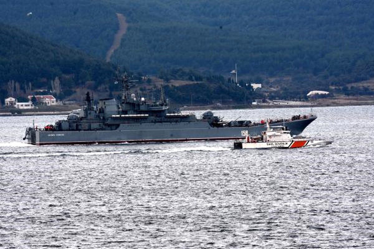 Rus Savaş Gemisi \'Caesar Kunikov\' Çanakkale Boğazı\'ndan Geçti