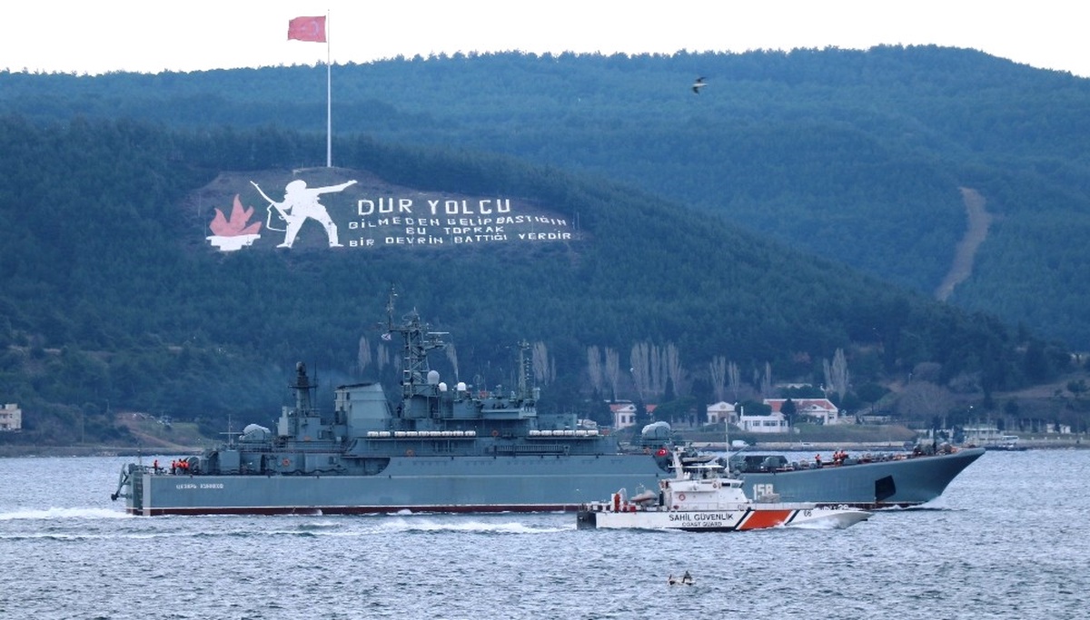 Rus Savaş Gemisi Çanakkale Boğazı\'ndan Geçti