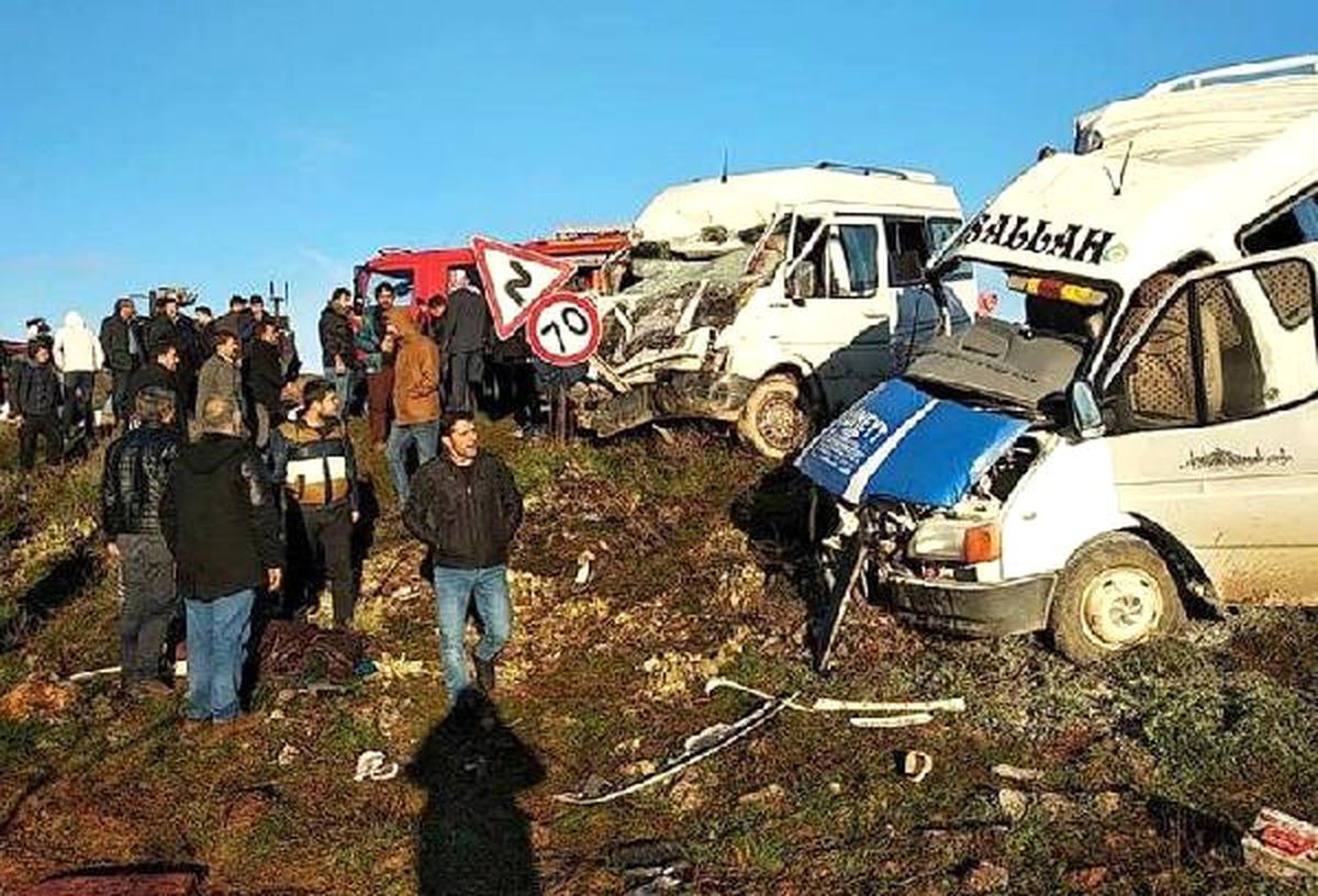 Şanlıurfa\'da İşçi ve Öğrenci Servisleri Çarpıştı: 2 Ölü, 14 Yaralı