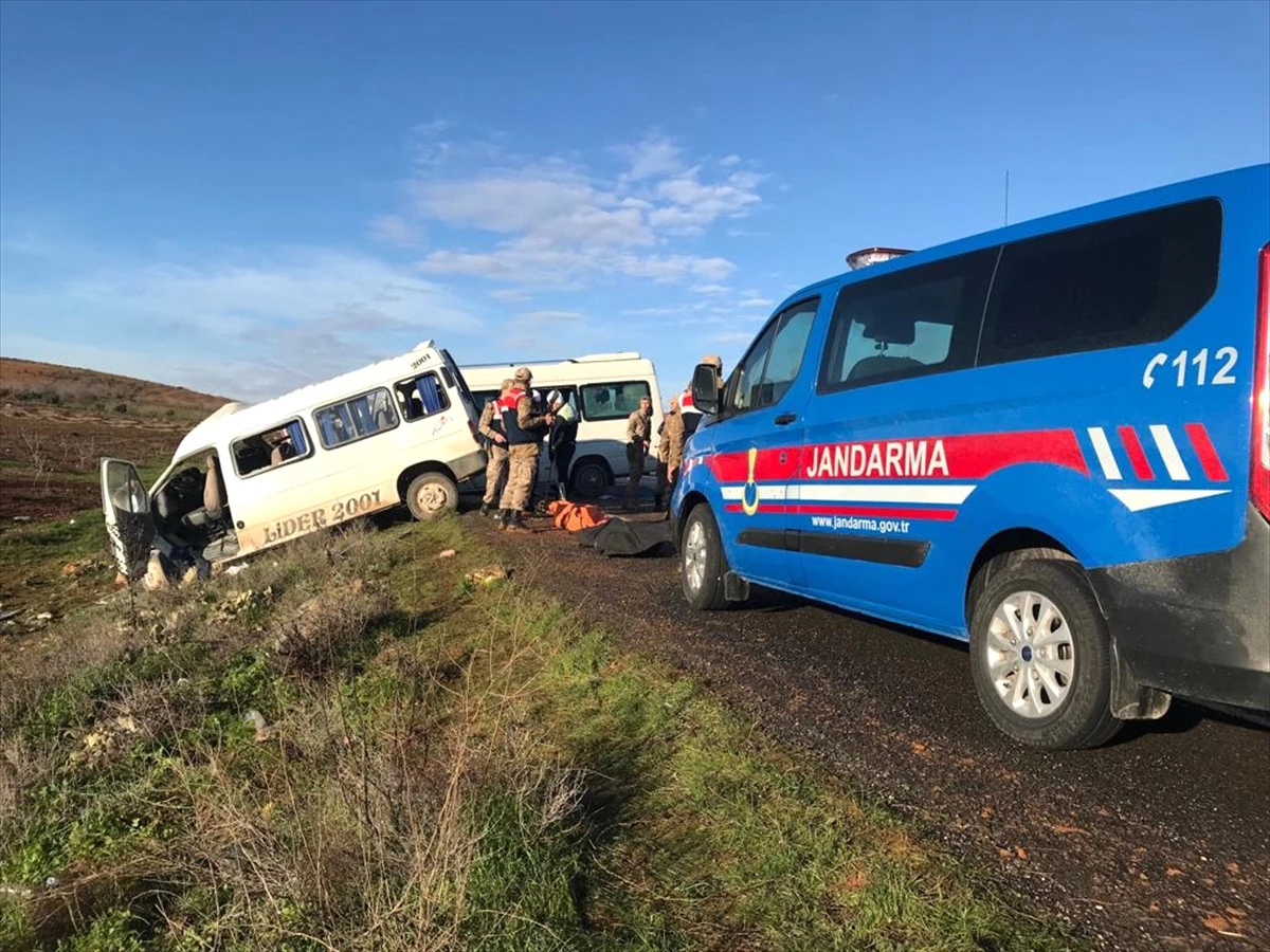 Şanlıurfa\'da Servis Minibüsleri Çarpıştı: 2 Ölü, 7 Yaralı