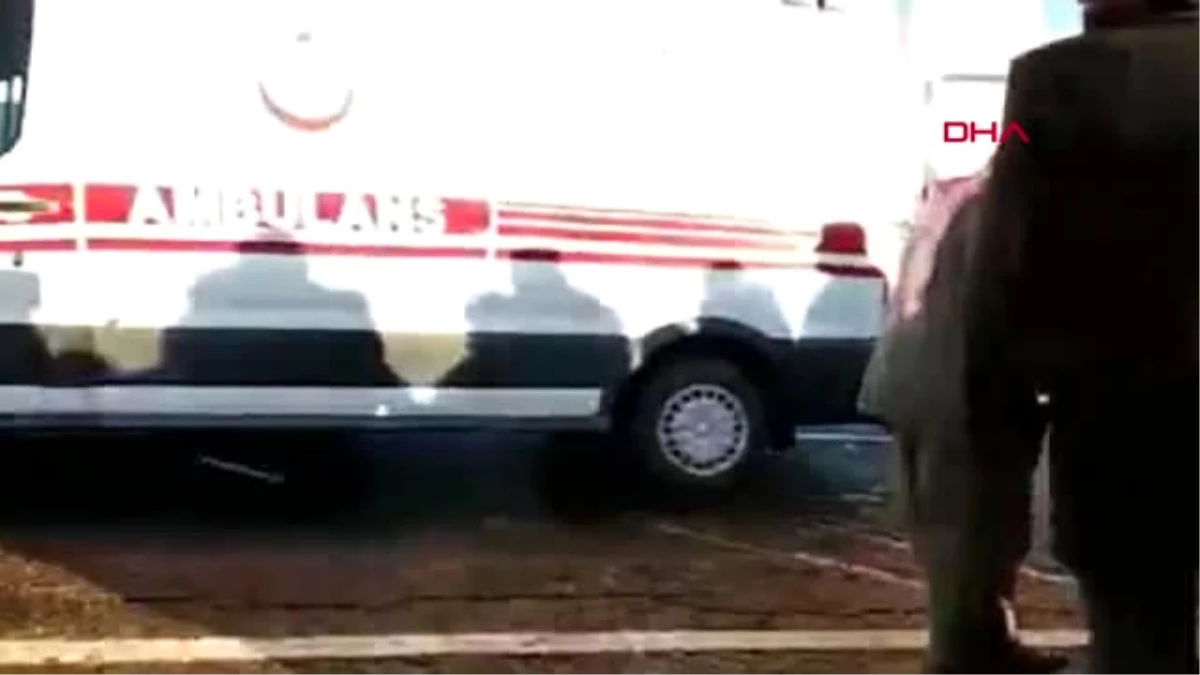 Şanlıurfa\' Nın Suruç İlçesi\'nde İşçileri Taşıyan Minibüs ile Öğrenci Servisi Çarpıştı-5