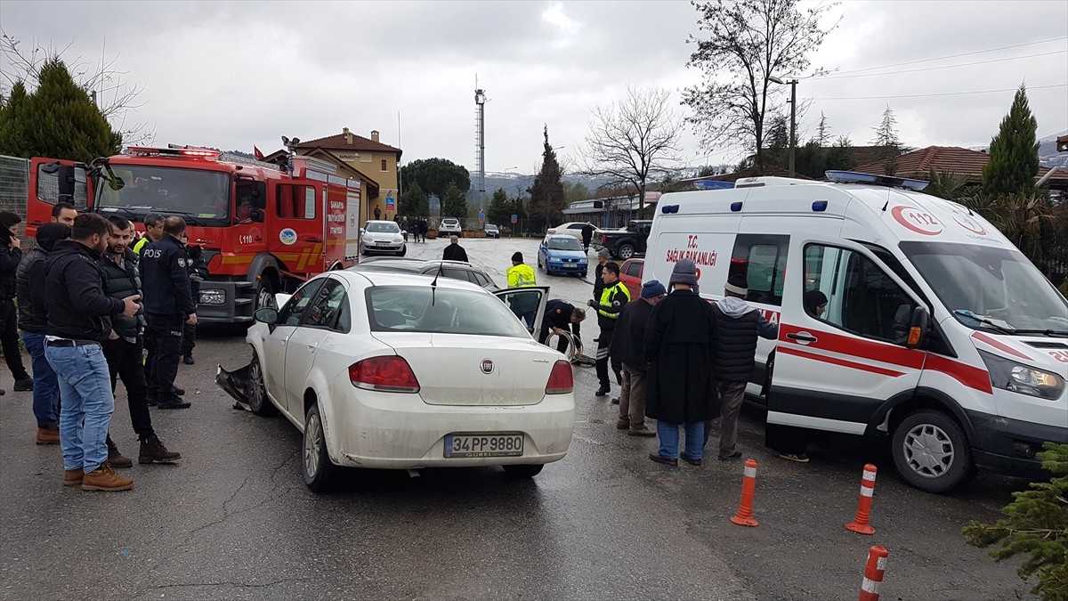Sapanca\'da İki Otomobil Çarpıştı: 1 Yaralı