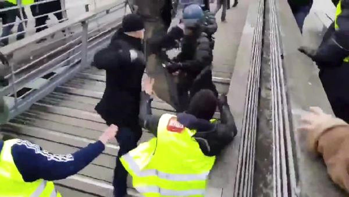 Sarı Yelekliler Eyleminde Polisleri Yumruklayan Eski Boksör Gözaltına Alındı