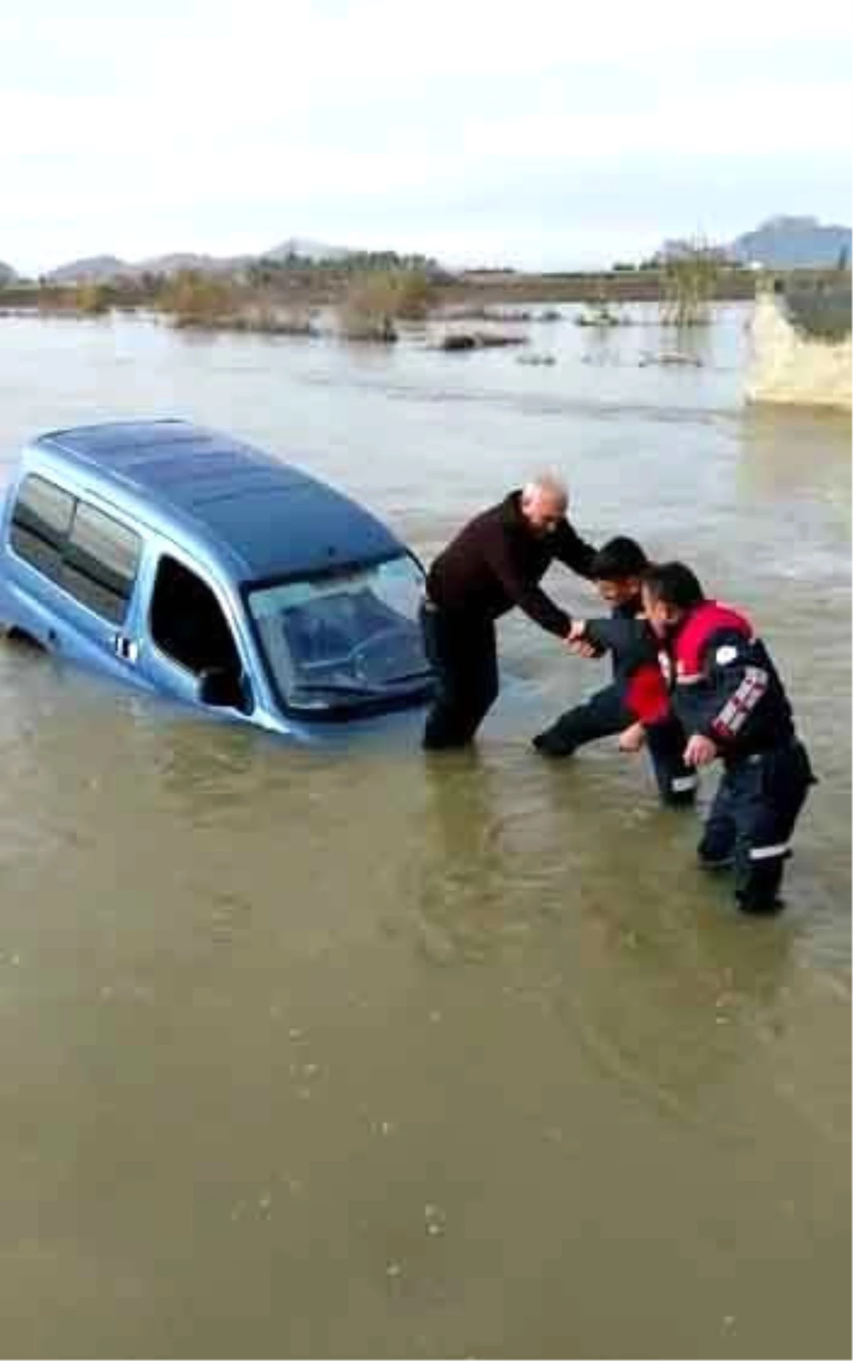 Sele Kapılan Araçta Mahsur Kalan Sürücüyü İtfaiye Kurtardı