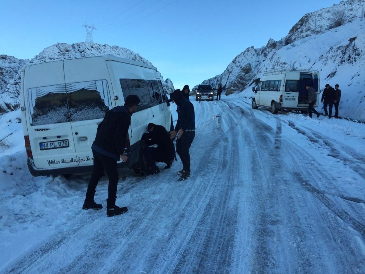 Sincik\'te Yollar Buz Pistine Döndü