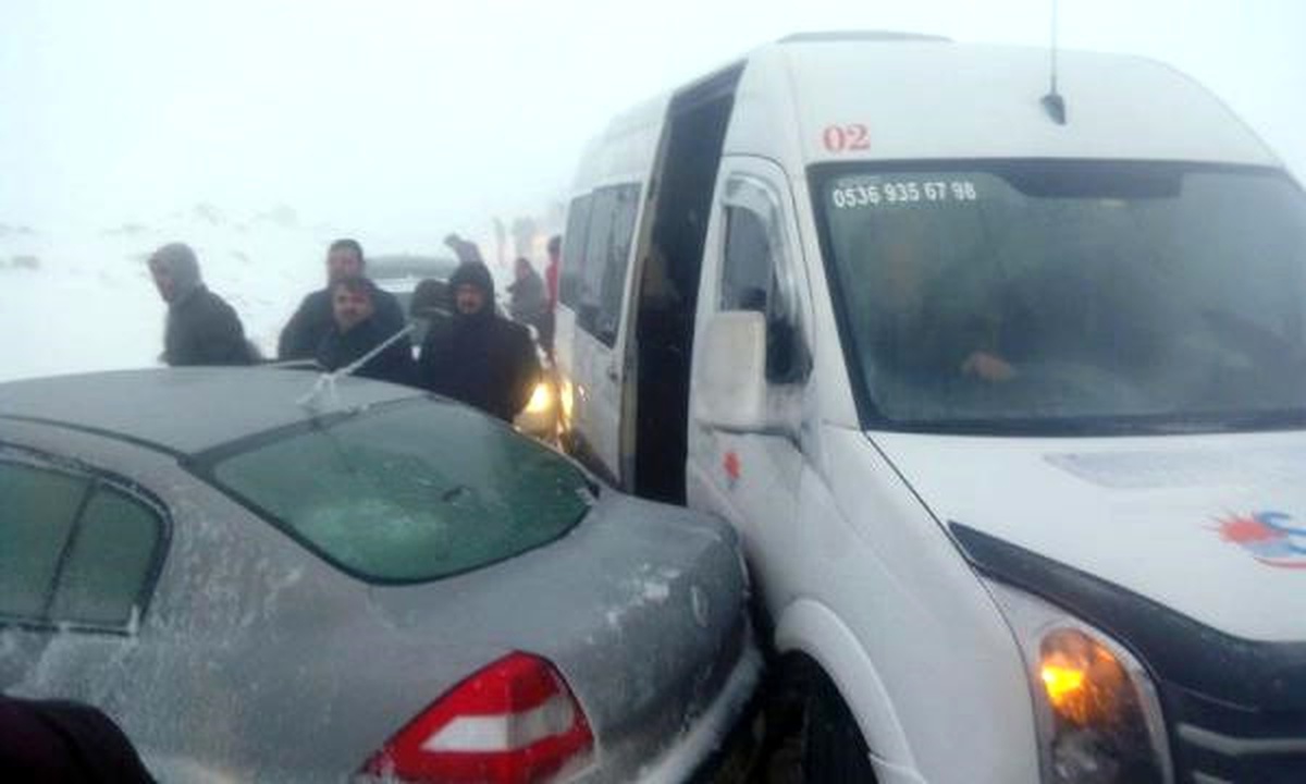 Sis ve Buzlanma Kazaları Nedeniyle 4 Saat Mahsur Kaldılar