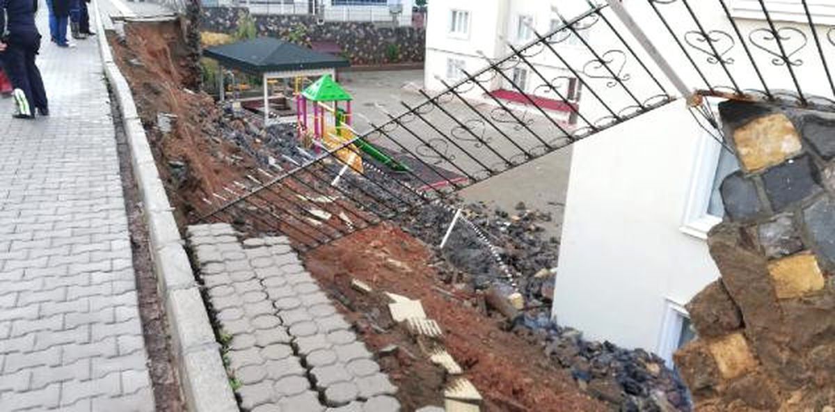 Sitenin İstinat Duvarı Çöktü