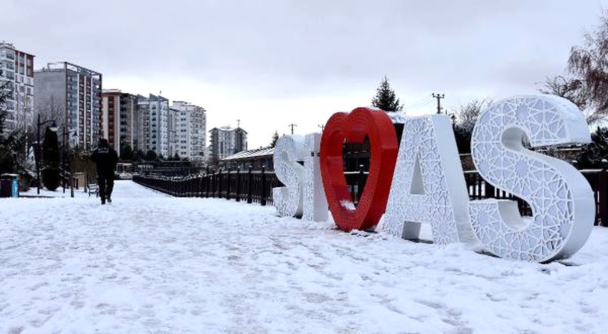 Sivas\'ta Kar Esareti; 406 Köy Yolu Ulaşıma Kapalı