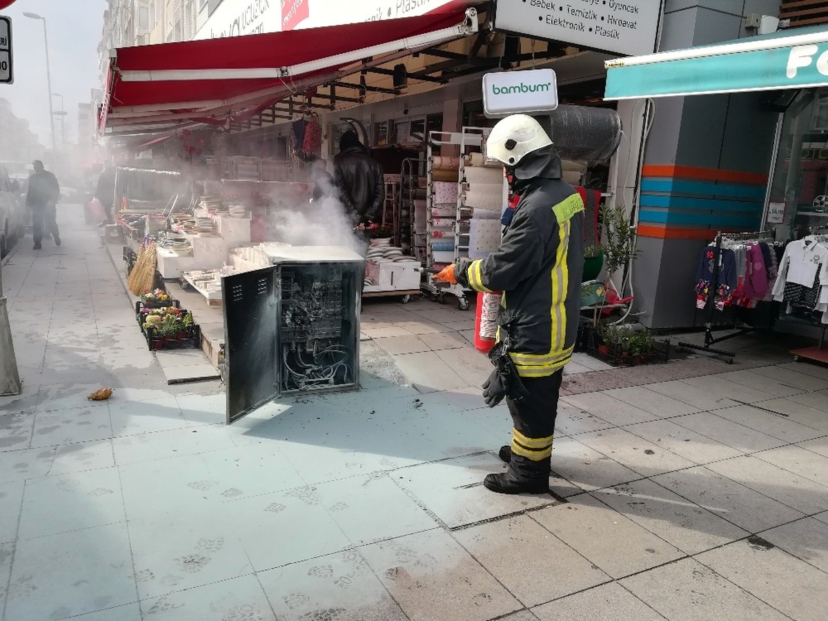 Sokak Ortasında Patlayan Trafo Paniğe Neden Oldu