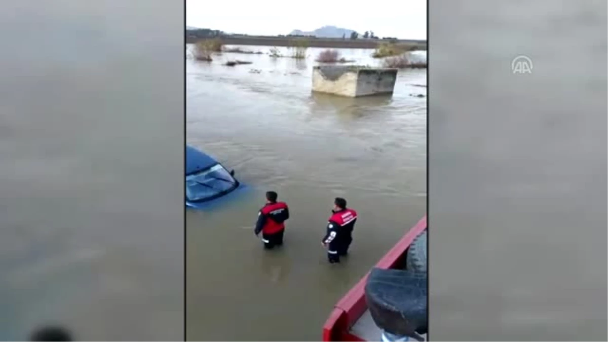 Suya Kapılan Araç ve Şoförü Kurtarıldı