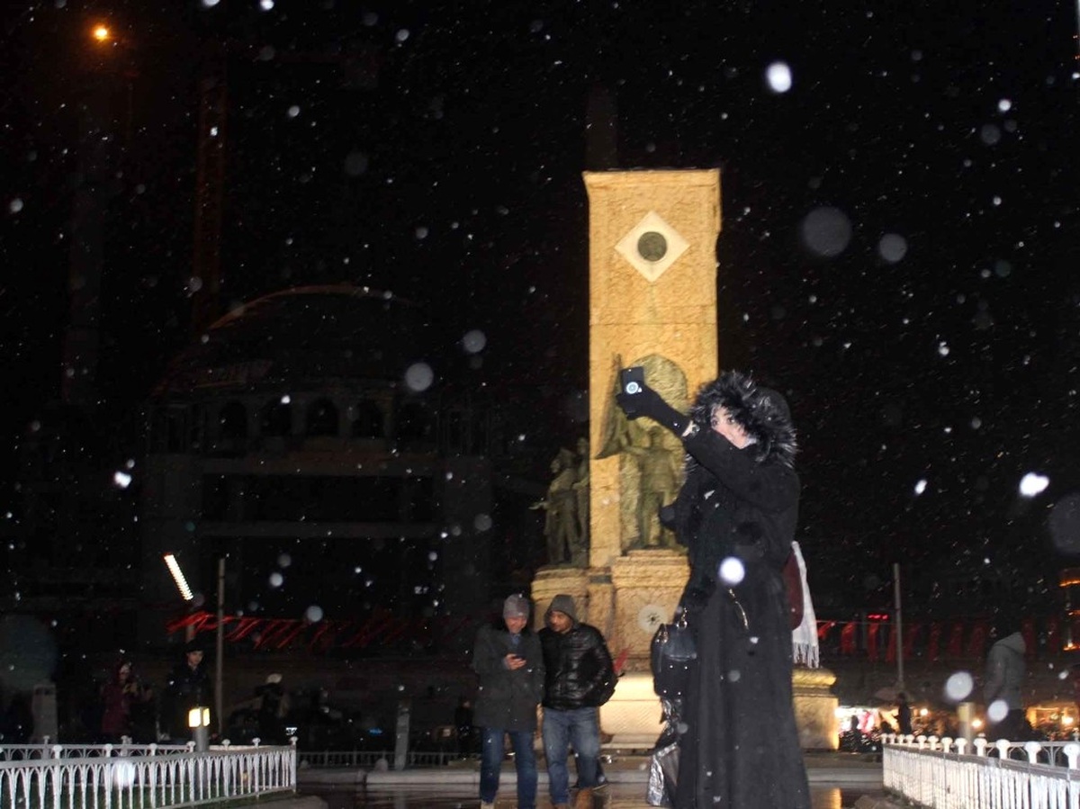 Taksim\'de Kar Yağışını Gören Turistler Telefonlarına Sarıldı