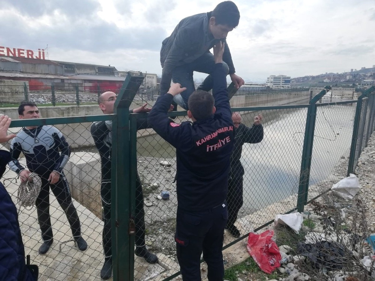 Telefonunu Almak İsterken Çamura Saplandı