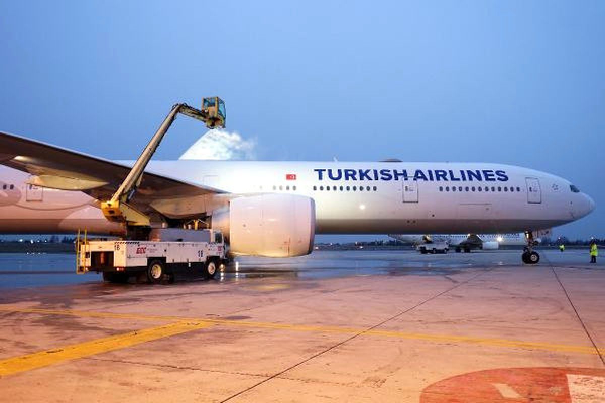 THY Uçakları Buzlanmaya Karşı Özel Sıvı ile Yıkanıyor
