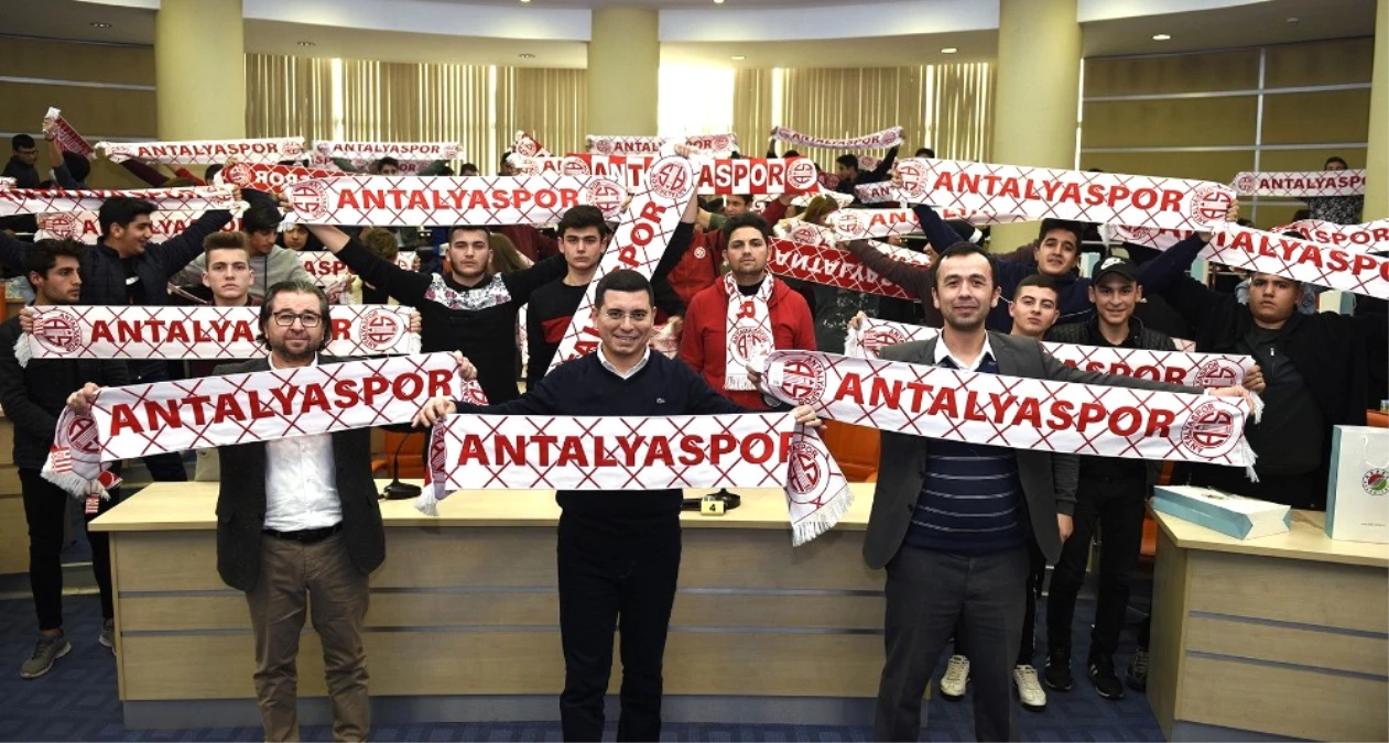 Tütüncü\'den Gençlere Antalyaspor Kaşkolü