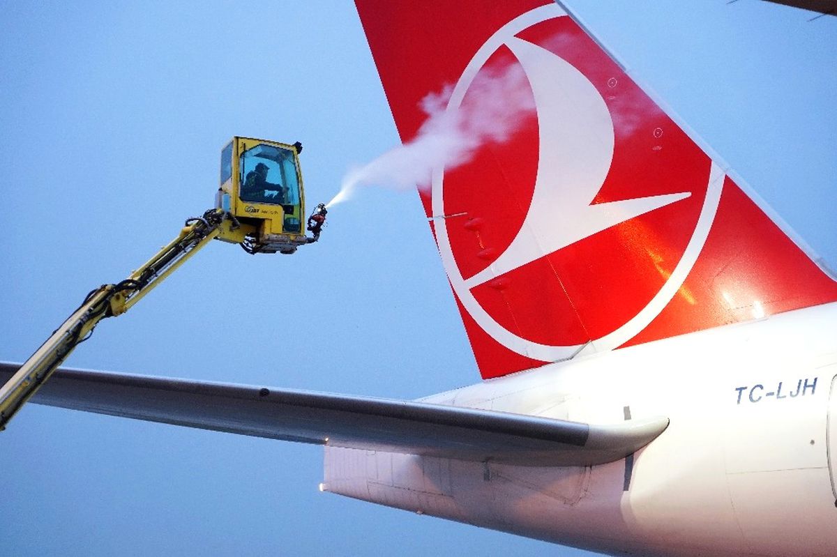 Uçaklar Buzlanmaya Karşı Alkol ile Yıkanıyor