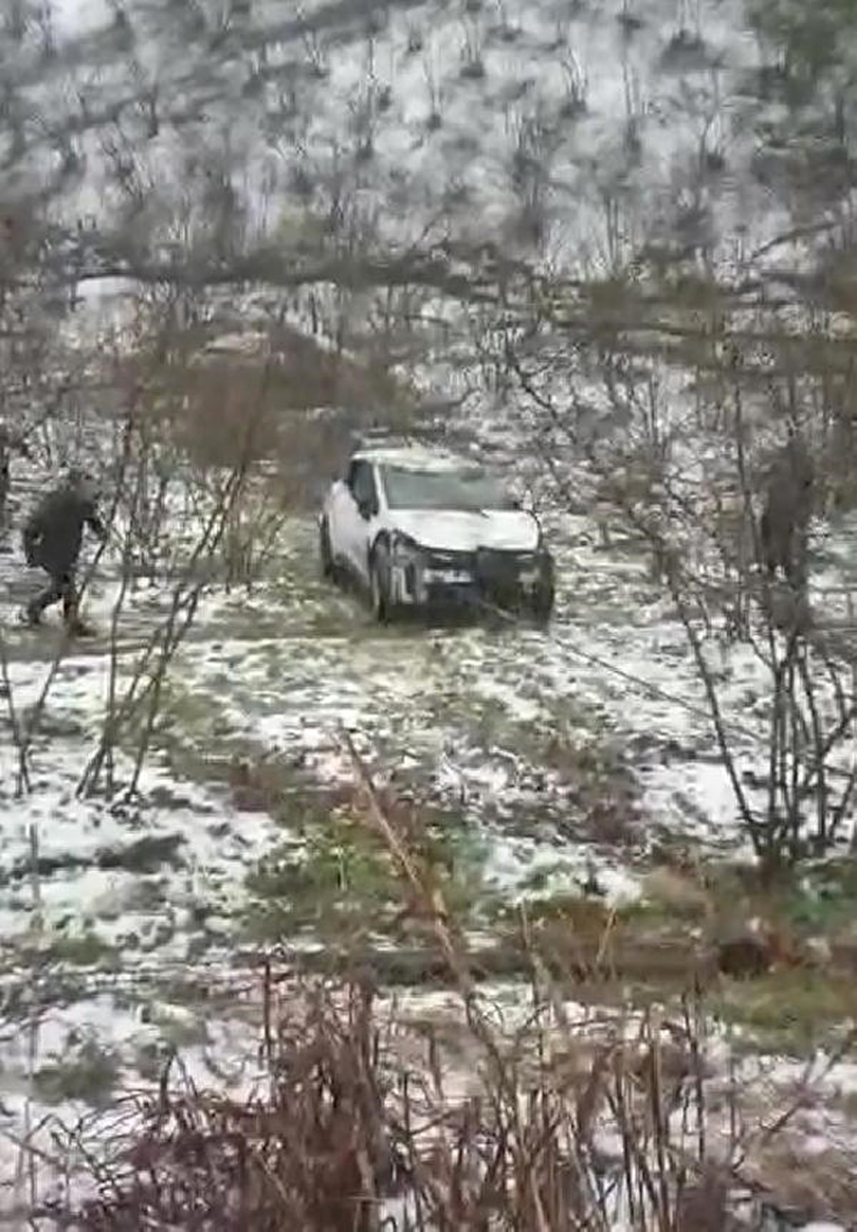 Uçurumdan Yuvarlanan Otomobil, Çekilirken Halat Kopunca Yine Aynı Yere Düştü