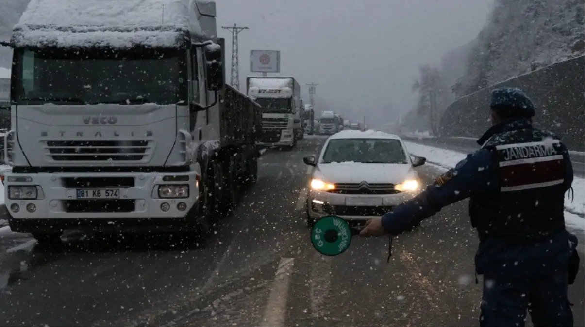 Zonguldak\'ta Kar Küreme Aracı Devrildi