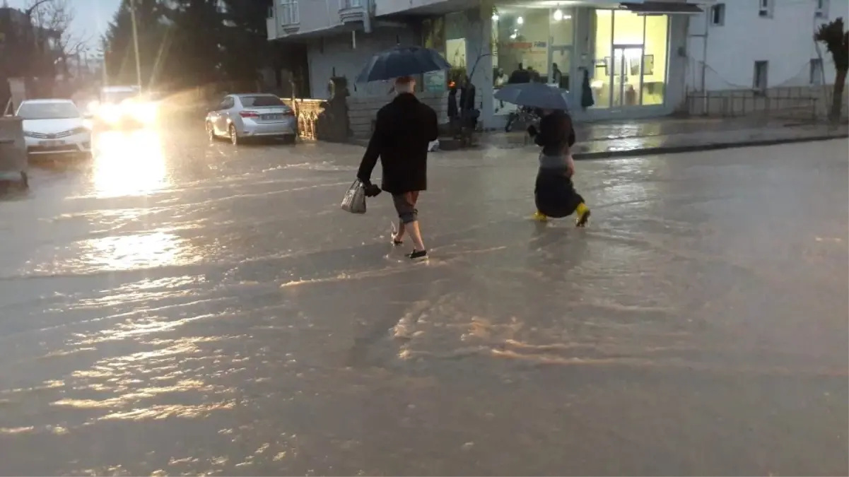 Adıyaman\'da Cadde ve Sokakları Sel Suları Bastı