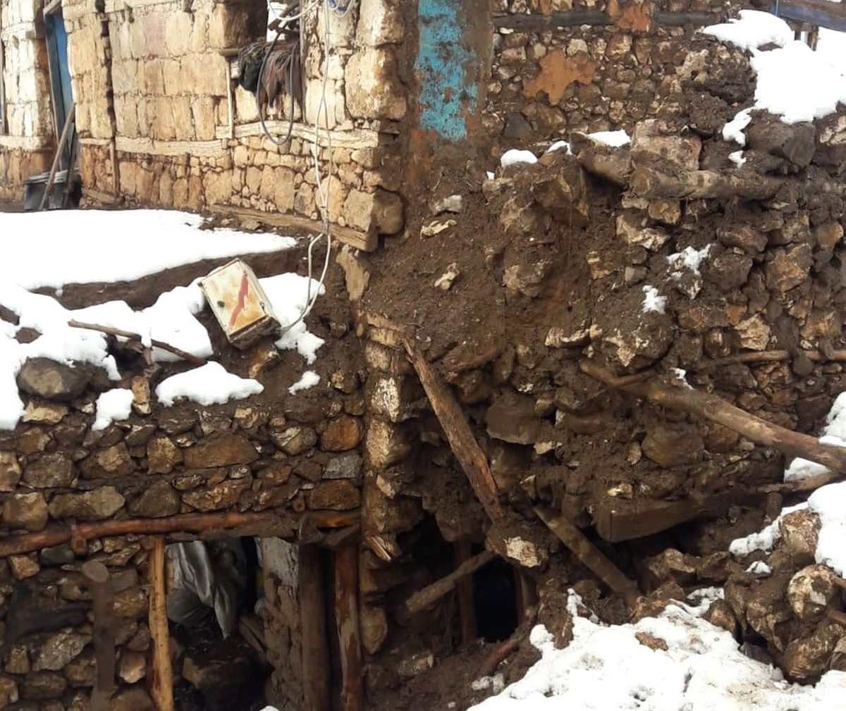 Ahır Çöktü 35 Hayvan Telef Oldu