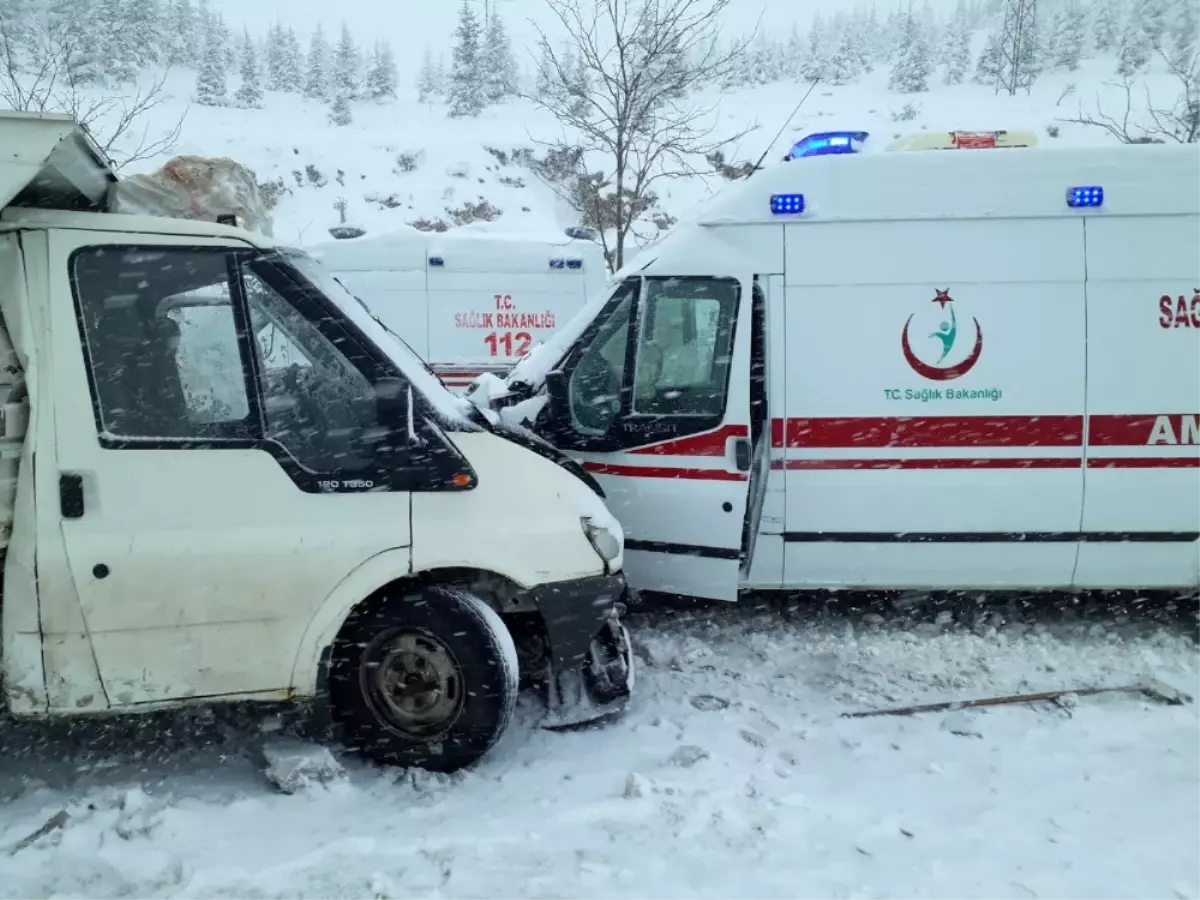 Ambulans ile Kamyonet Çarpıştı: 4 Yaralı