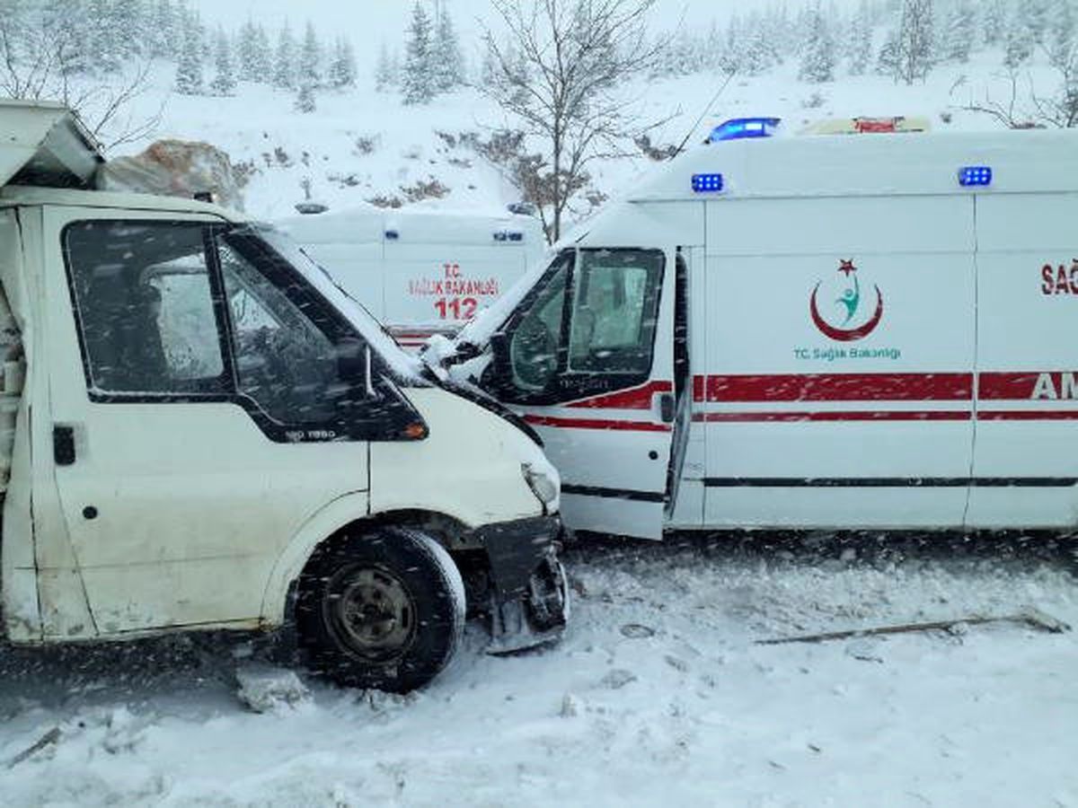 Ambulans ile Kamyonet Çarpıştı: 4 Yaralı