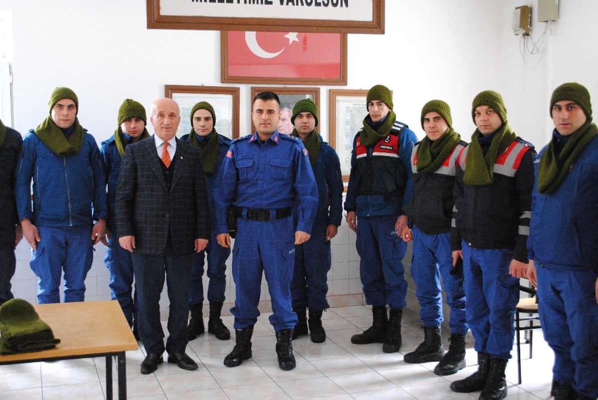 Annelerden Mehmetçik\'e Atkı ve Bere