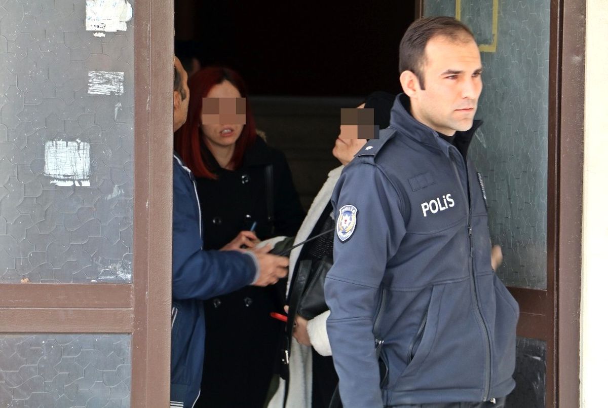Antalya\'da Eşe Gizli Kameralı Takip Karakolda Bitti