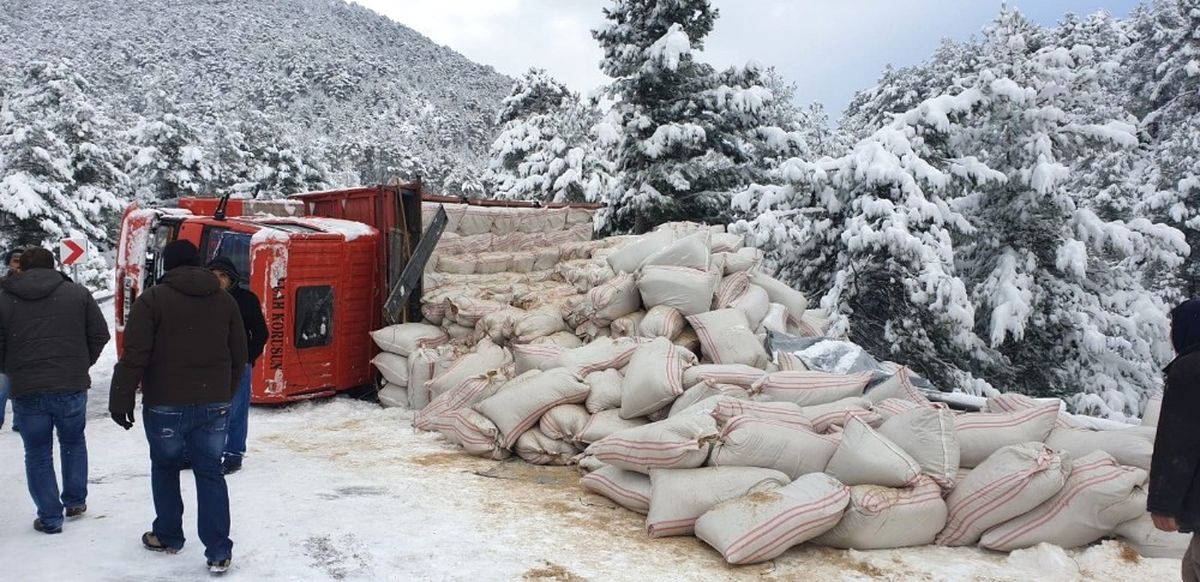 Antalya-Konya Karayolunda Kar Sebebiyle Ulaşım Güçlükle Sağlanıyor