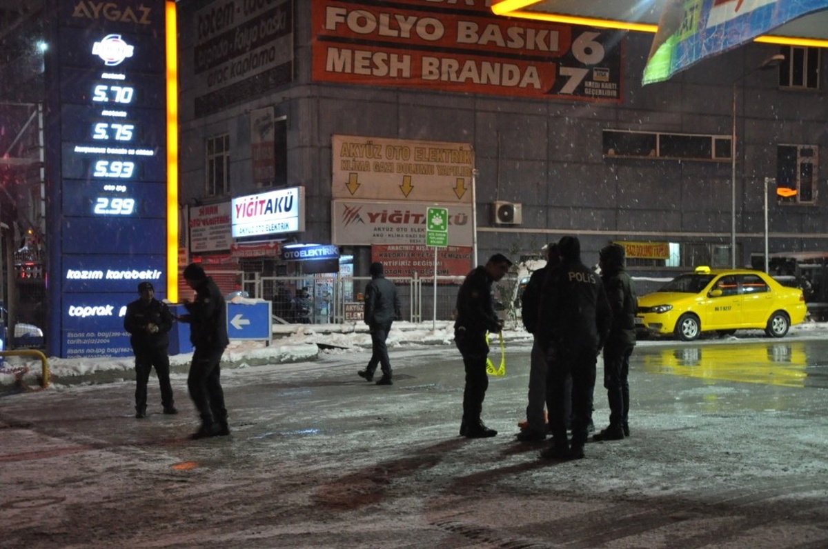 Arabasını Tamir İçin Geldi, Yerden Seken Kurşunla Yaralandı