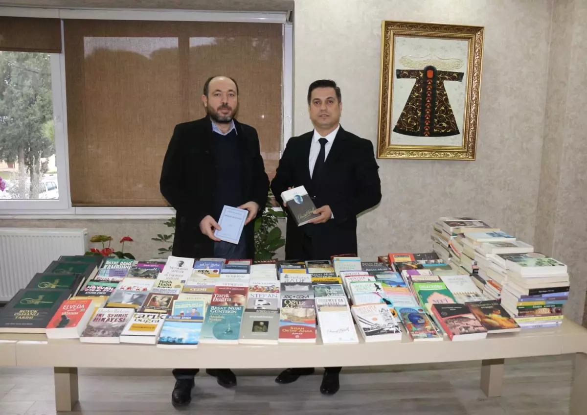 Bakan Kasapoğlu\'ndan 400 Kitap