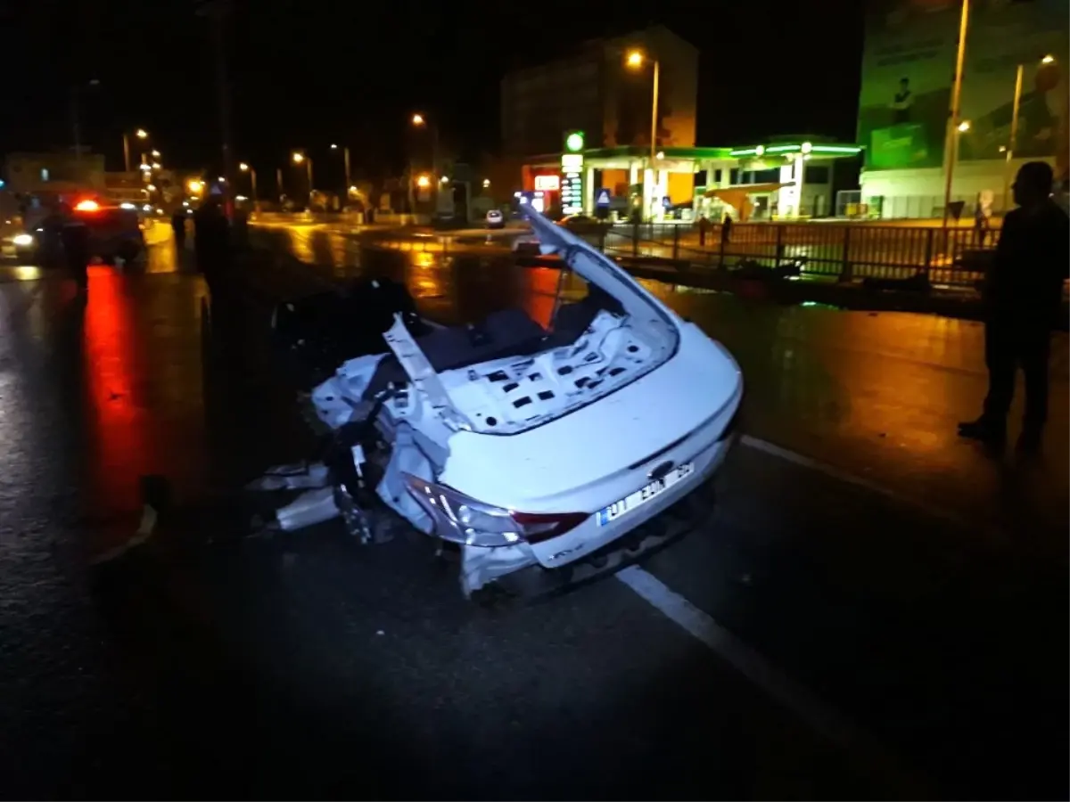 Beş Parçaya Ayrılan Otomobilden Yara Almadan Kurtuldu