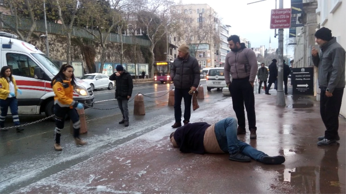 Beşiktaş\'ta Buzdan Kayan Bir Vatandaş Bacağını Kırdı