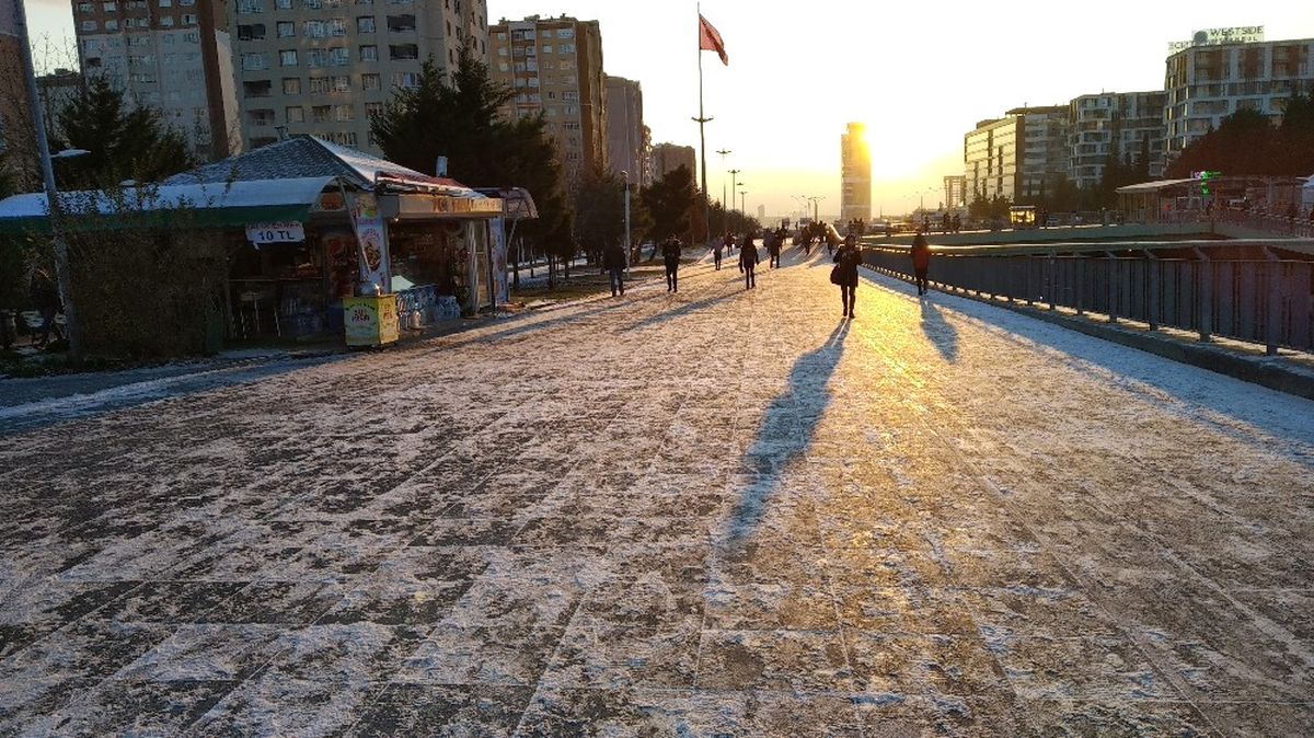 Beylikdüzü\'nde Dün Gece Yağan Kar Yağışının Ardından Yollar Karla Kaplandı