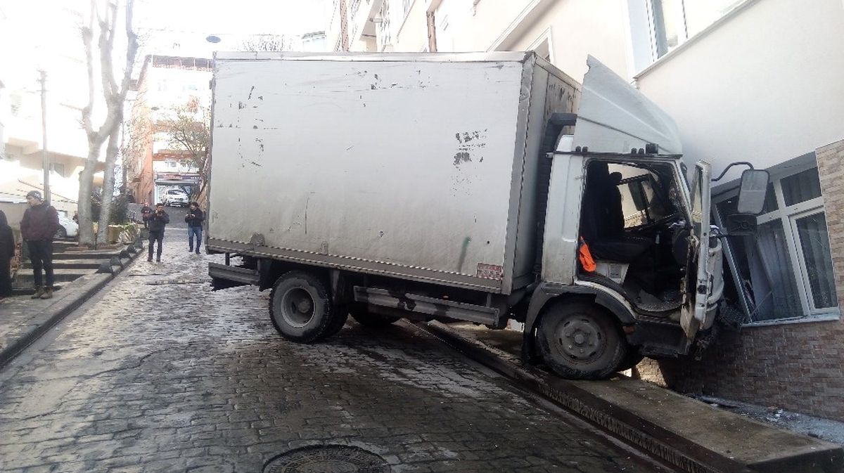 Beyoğlu\'nda Kamyonet Evin Salonuna Girdi