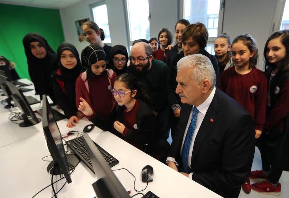 Binali Yıldırım\'dan İmam Hatip Lisesine Ziyaret