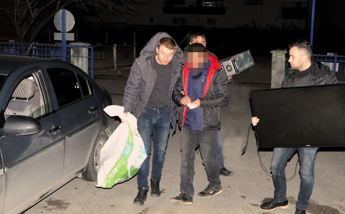 Bir Gecede 4 İş Yeri ve 1 Otomobili Soydu Ama Polisten Kaçamadı